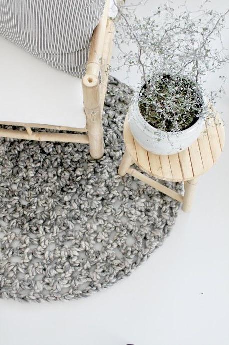 UN DELICADO SALÓN ESCANDINAVO EN BLANCO Y MADERA NATURAL