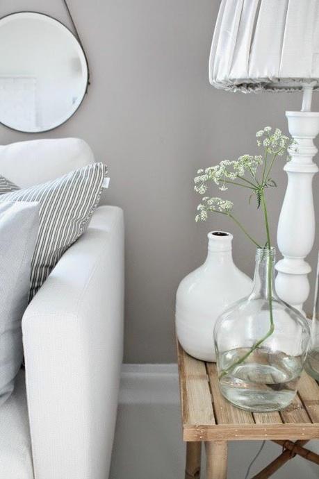 UN DELICADO SALÓN ESCANDINAVO EN BLANCO Y MADERA NATURAL