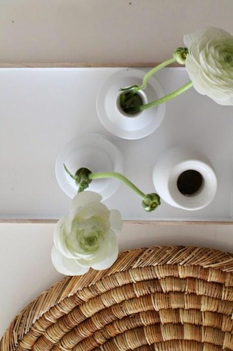 UN DELICADO SALÓN ESCANDINAVO EN BLANCO Y MADERA NATURAL