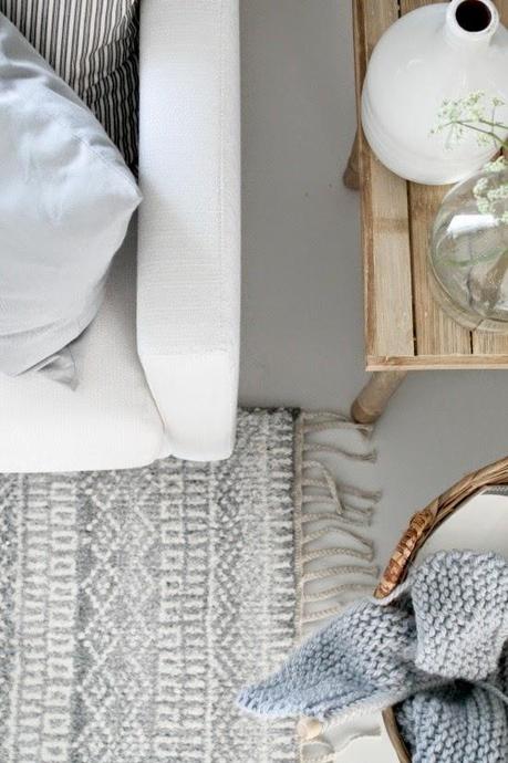 UN DELICADO SALÓN ESCANDINAVO EN BLANCO Y MADERA NATURAL