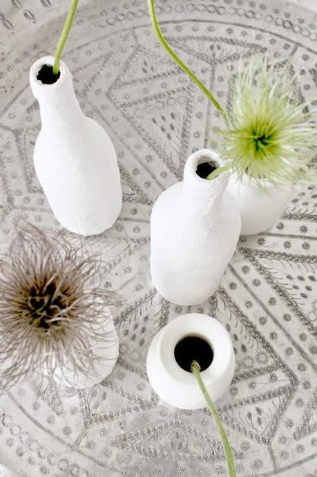 UN DELICADO SALÓN ESCANDINAVO EN BLANCO Y MADERA NATURAL