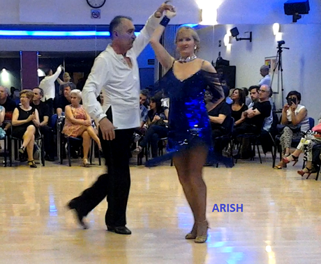 VESTIDO DE BAILE LATINO EN AZUL