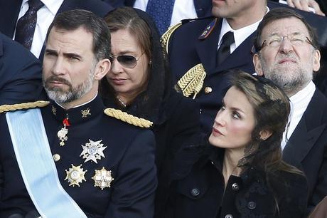 Una reina atea y de blanco ante El Papa Francisco