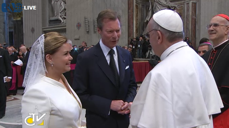 Una reina atea y de blanco ante El Papa Francisco