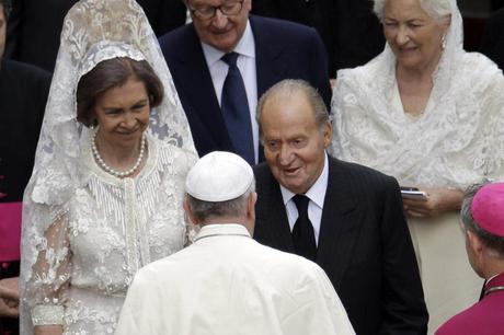 Una reina atea y de blanco ante El Papa Francisco