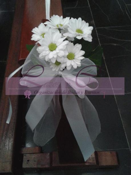 decoracion flores bancos iglesia para boda