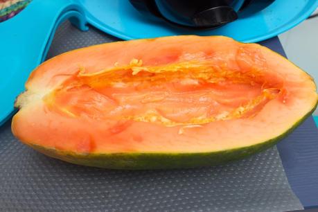 Pastel de papapaya y manzana con crocanti de almendra