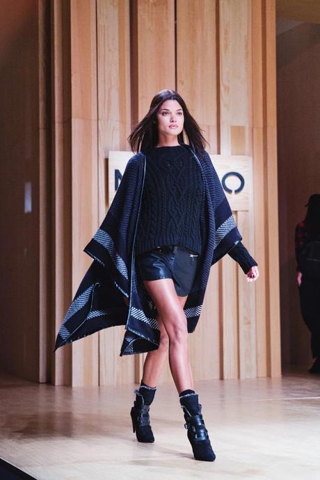 Mango_080_Barcelona-Midi_Skirt-Blue-Gucci-Snake_Sandals-Outfit-Street_Style-30