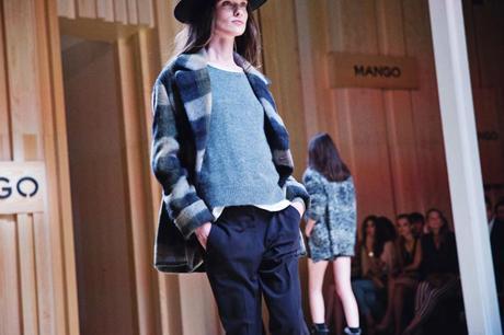 Mango_080_Barcelona-Midi_Skirt-Blue-Gucci-Snake_Sandals-Outfit-Street_Style-34