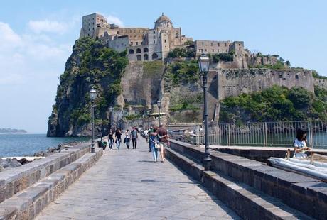 Caminando hacia el castillo Aragonese en Italia