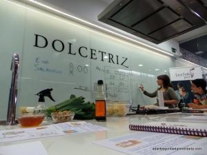 Las preguntas de los niños colocando la nevera