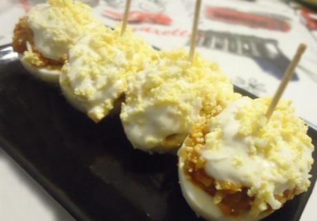Huevos rellenos de carne
