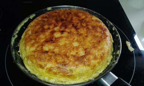 Tortilla de patatas con cebolla, pimiento y calabacín