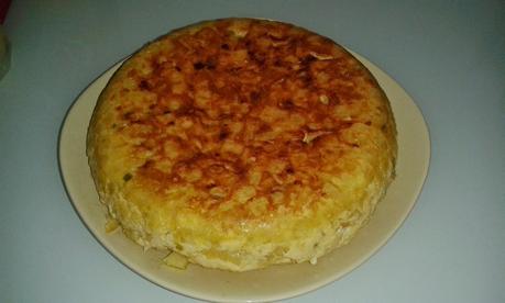 Tortilla de patatas con cebolla, pimiento y calabacín