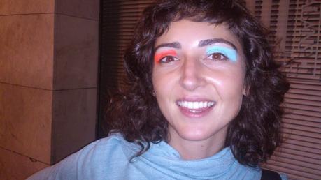 pinta tus ojos con una sombra de ojos de cada color