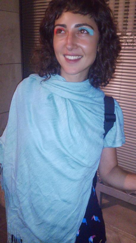 pinta tus ojos con una sombra de ojos de cada color