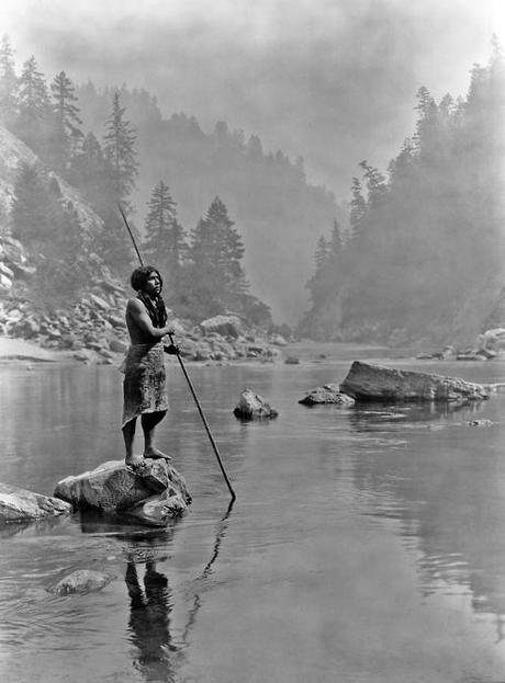 Hupa pescando (1923). Fotografía de Edward Curtis.