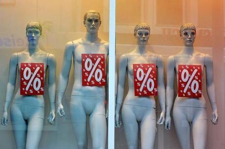 Maniquíes desnudos por temporada de rebajas