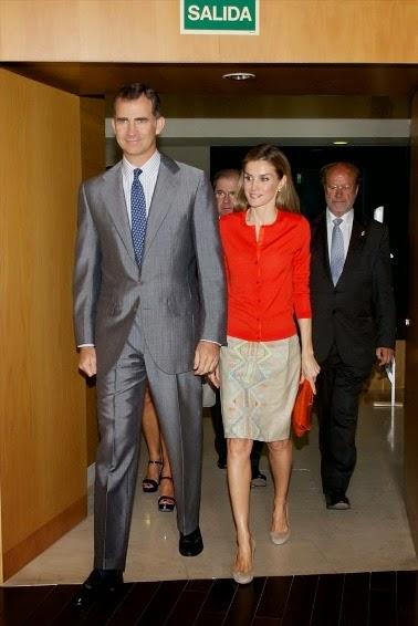 El look casual de la Reina Letizia con chaqueta de punto