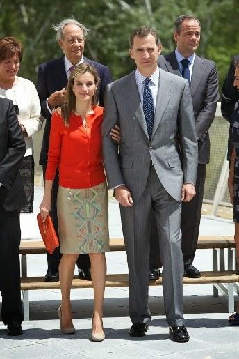 El look casual de la Reina Letizia con chaqueta de punto