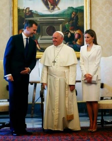 Dña. Letizia visita al Papa Francisco. Polémica por el uso de la mantilla