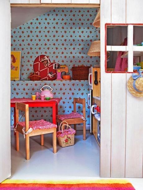 Una casita de madera dentro de la habitación