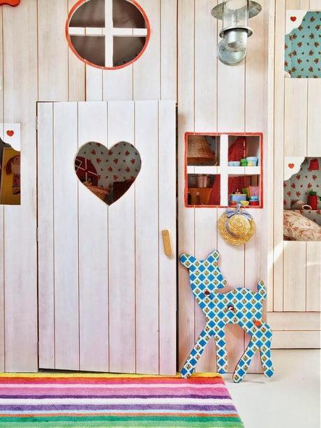 Una casita de madera dentro de la habitación