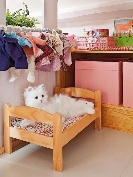 Una casita de madera dentro de la habitación