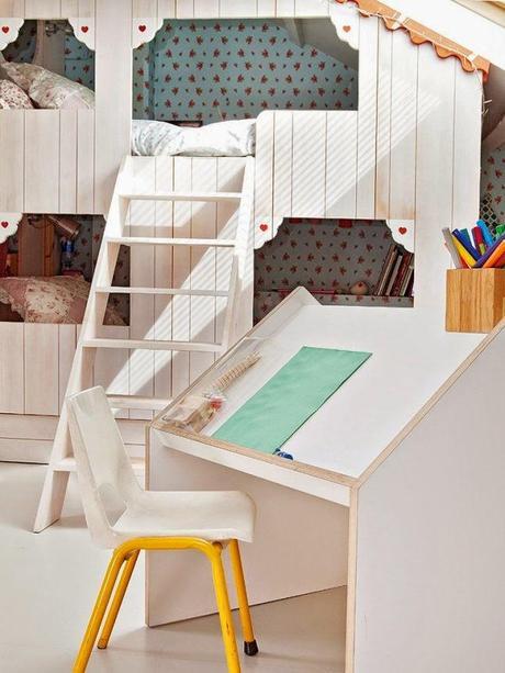 Una casita de madera dentro de la habitación