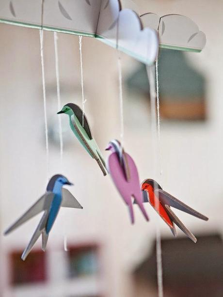 Una casita de madera dentro de la habitación