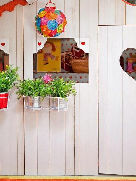 Una casita de madera dentro de la habitación