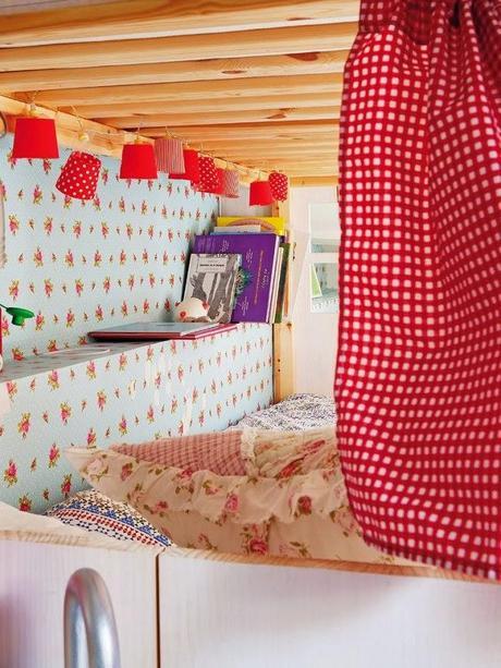 Una casita de madera dentro de la habitación