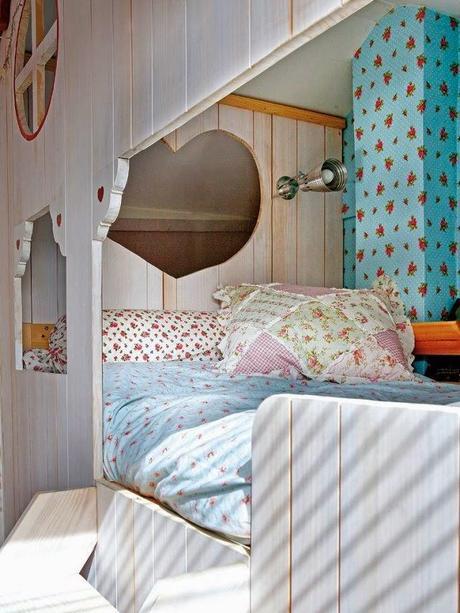 Una casita de madera dentro de la habitación