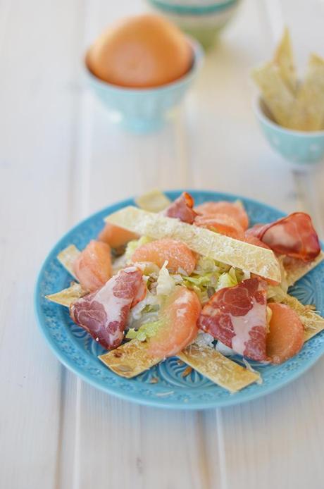 Ensalada de Pomelo con pan lavash crujiente de queso