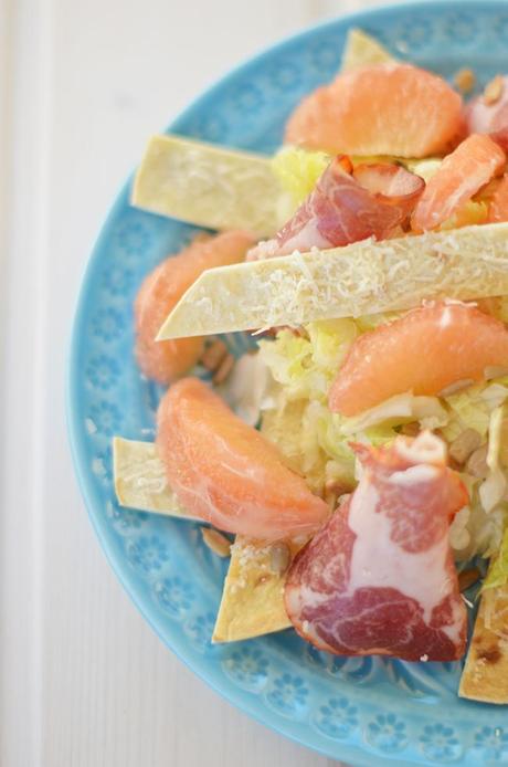 Ensalada de Pomelo con pan lavash crujiente de queso