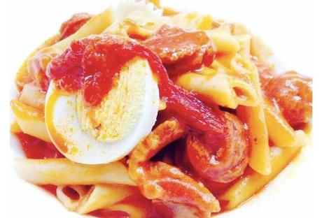 Macarrones con salsa de tomate, chorizo y panceta