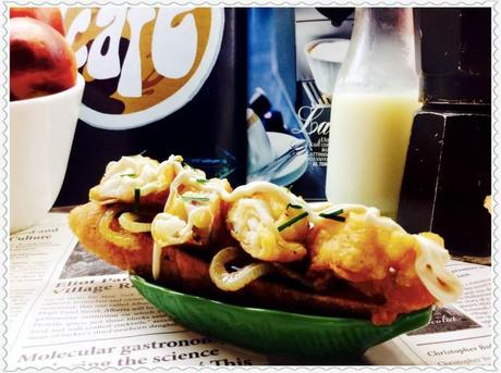 Tosta de calamares con aros de cebo 1lla y salsa de mahonesa