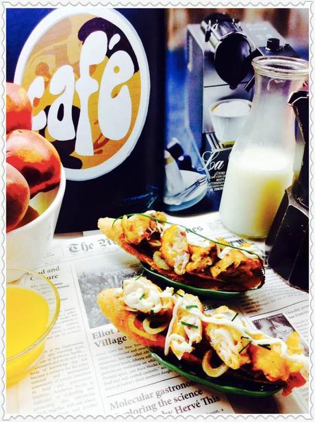 Tosta de calamares sobre aros de cebolleta con salsa mahonesa1