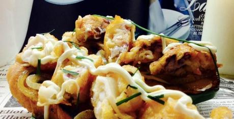 Tosta de calamares sobre aros de cebolleta con salsa de mahonesa