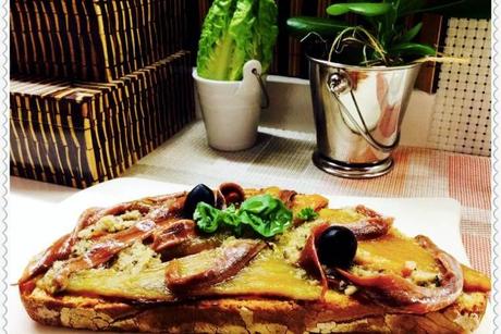 Tosta de anchoas en aceite sobre pimiento verde y majado