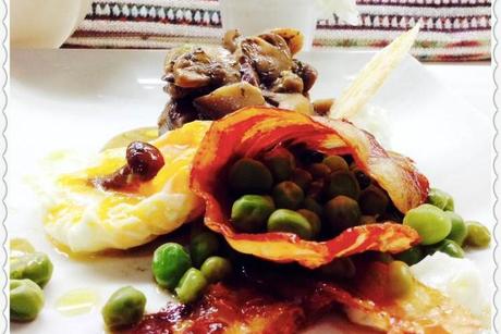 Guisantes con bacón, pastel de setas y huevo poché