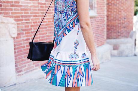 Loversandfriends_Dress-080_Barcelona-White_Sandals-MII_Seat-Streetstyle-Outfit-49