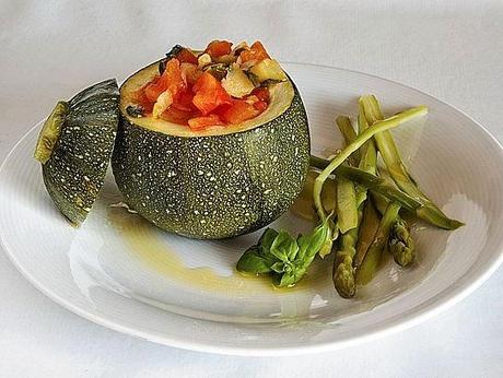 Zapallitos rellenos de pisto a la albahaca con guarnición de espárragos laminados al vapor