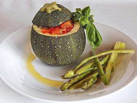 Zapallitos rellenos de pisto a la albahaca con guarnición de espárragos laminados al vapor