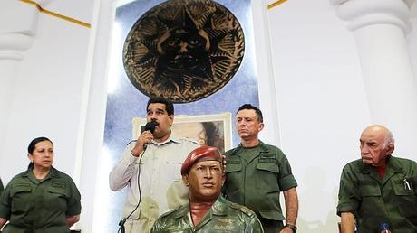 Militares dan la espalda a Maduro