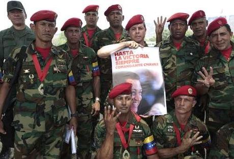 Militares dan la espalda a Maduro