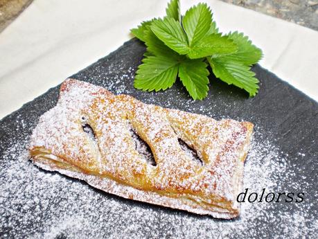 Coca de hojaldre rellena de chocolate