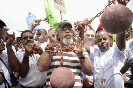 Se encadenan en Congreso en defensa Loma Miranda.