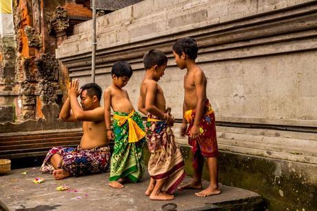 Familia purificándose Familia purificándose