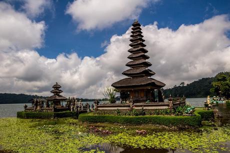Templo de Bedugul junto al lago, Bali Templo de Bedugul junto al lago, Bali